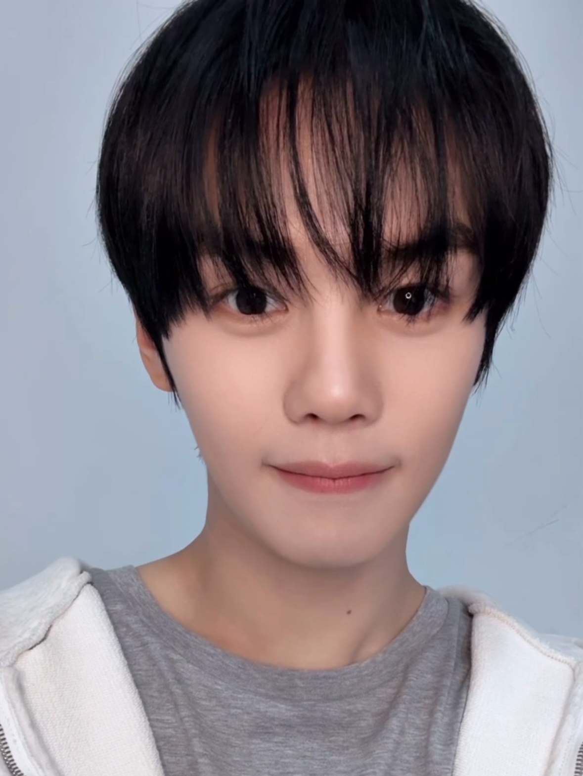 Recent activity shot of Kim Gyuvin (ZEROBASEONE)