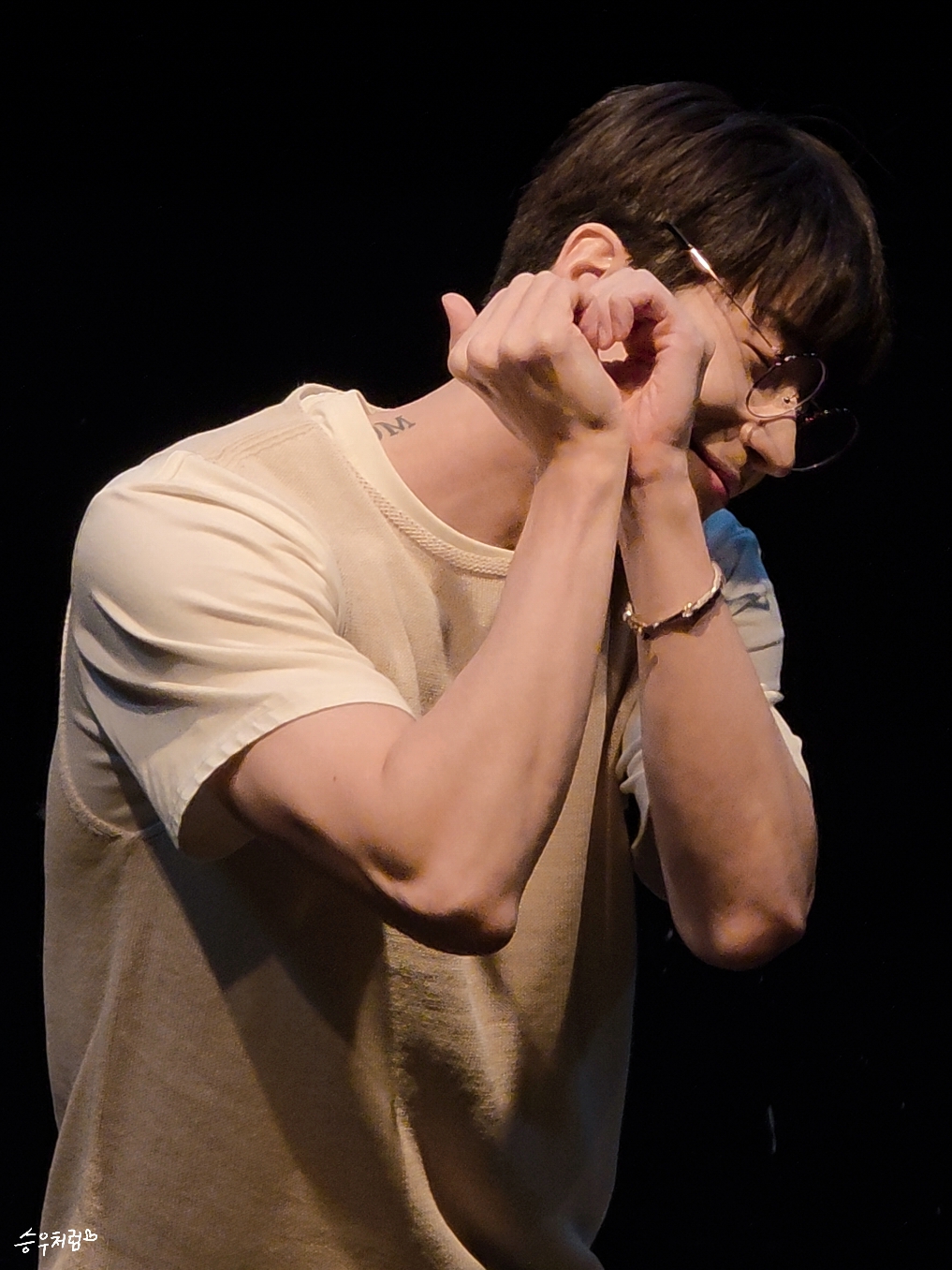 Behind-the-scenes cut of Han Seungwoo