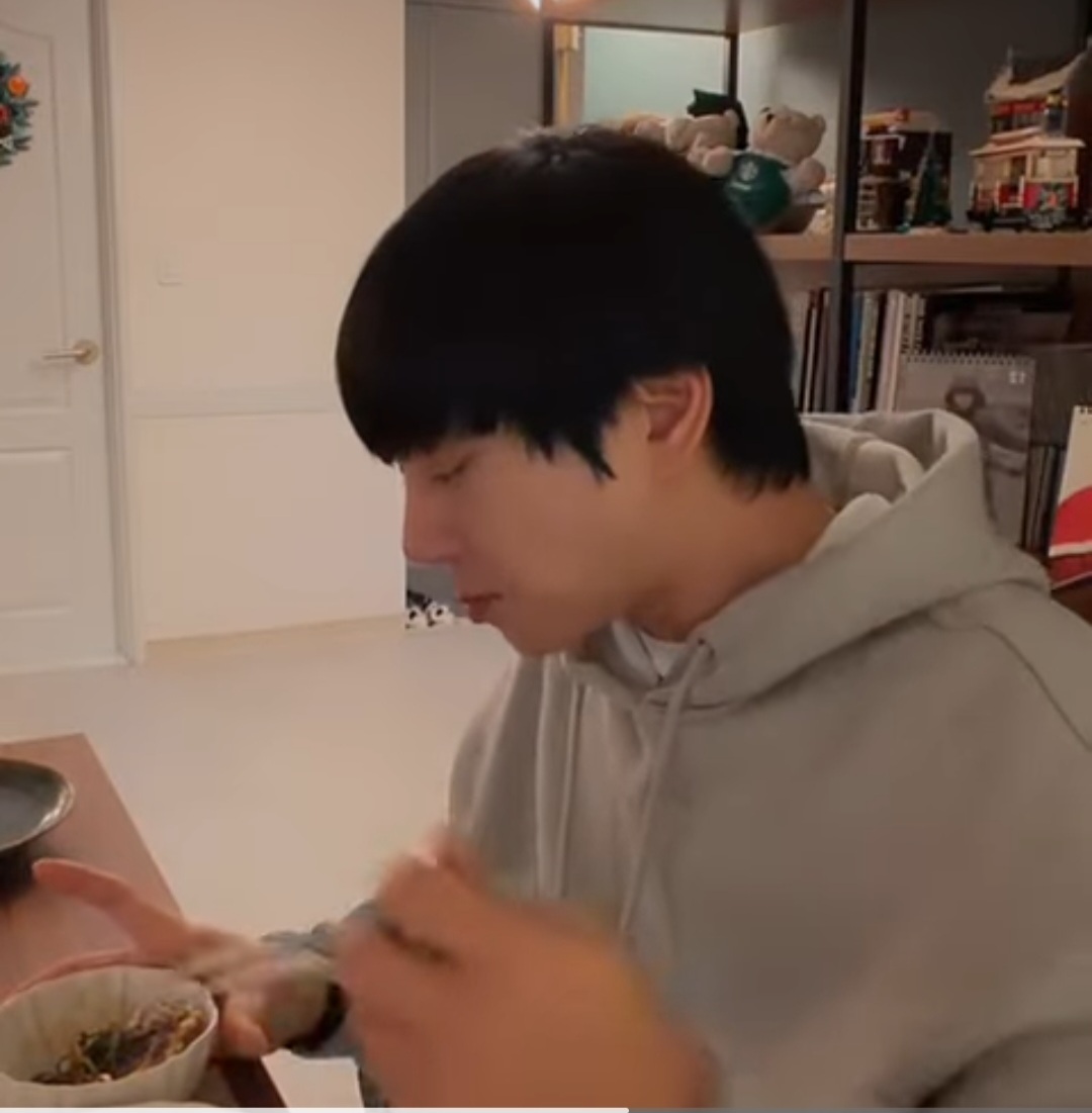 Latest photo of Hwang Chiyeol