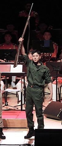 Behind-the-scenes cut of Kim Wooseok