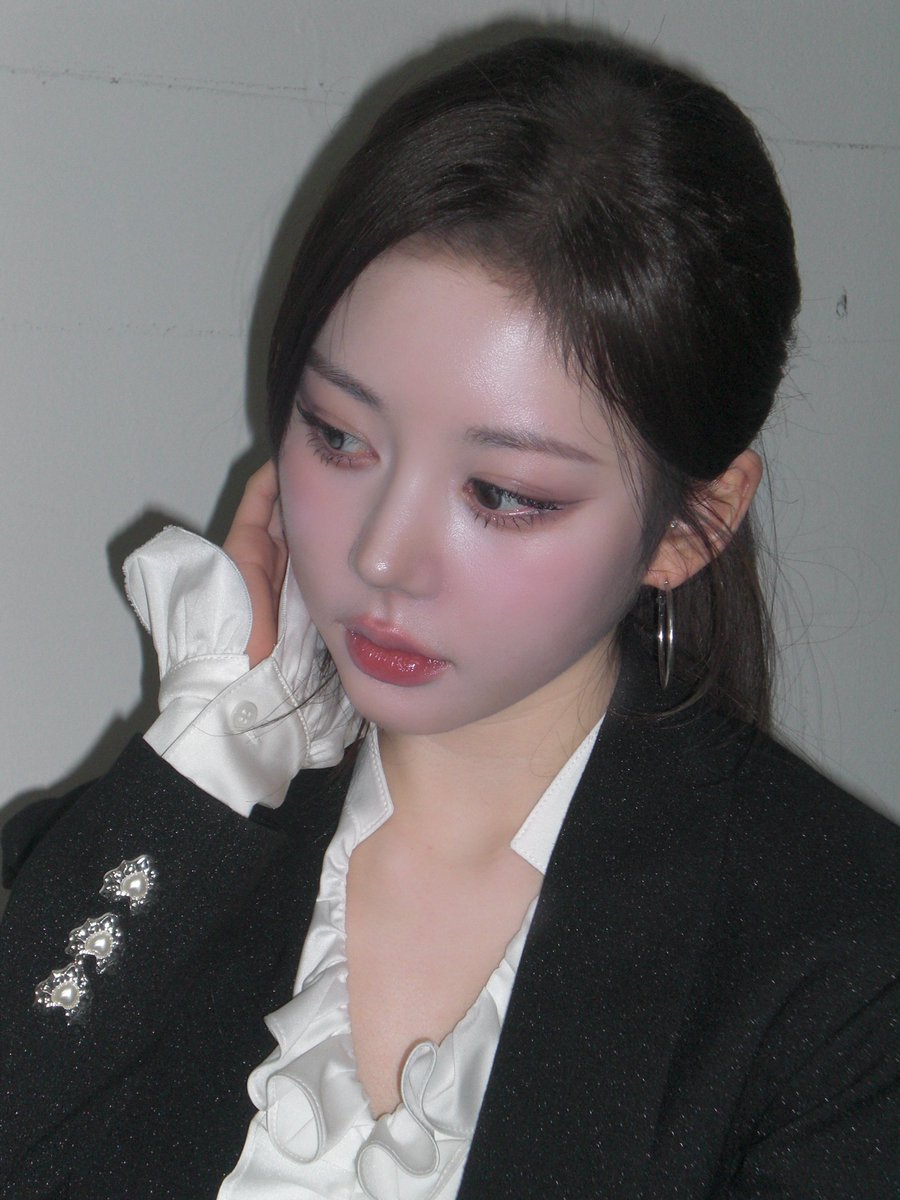 Behind-the-scenes cut of tripleS