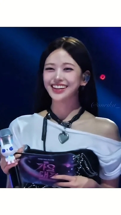 Fan-made special wallpaper for An Yujin (IVE)