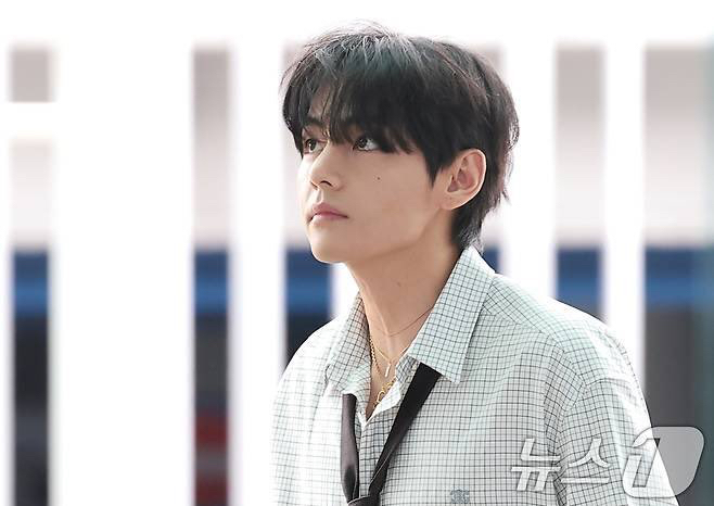 뷔 (방탄소년단)의 최신 사진