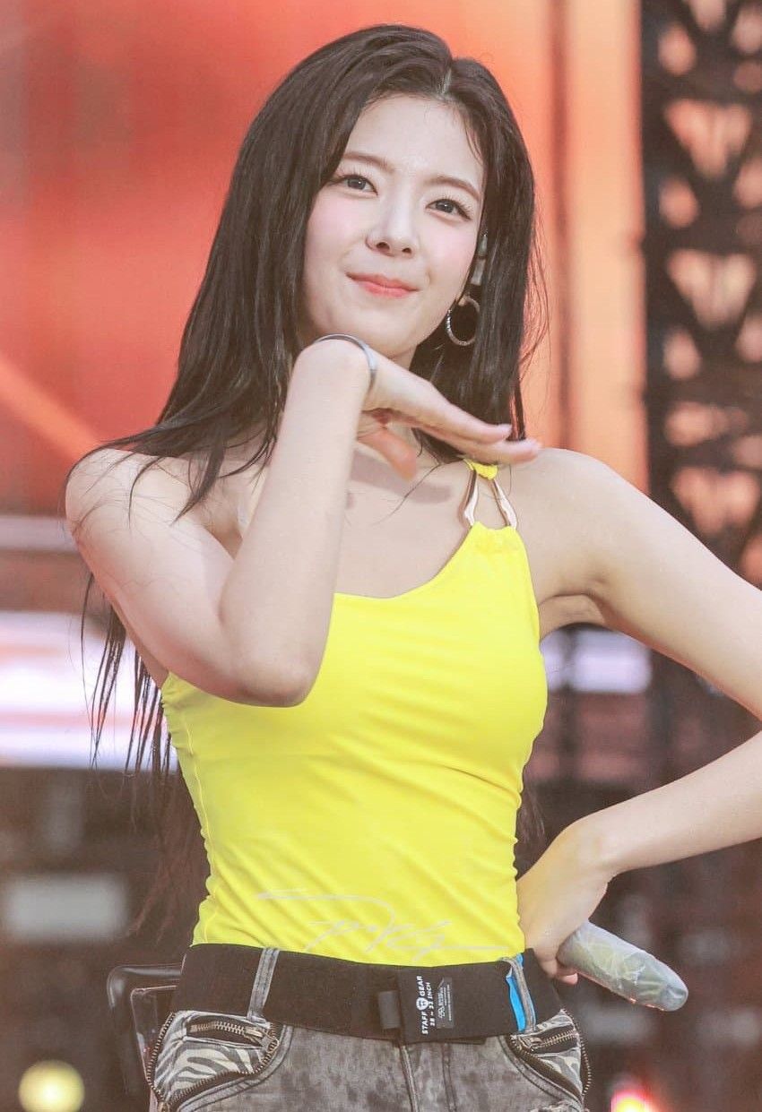 Behind-the-scenes cut of ITZY