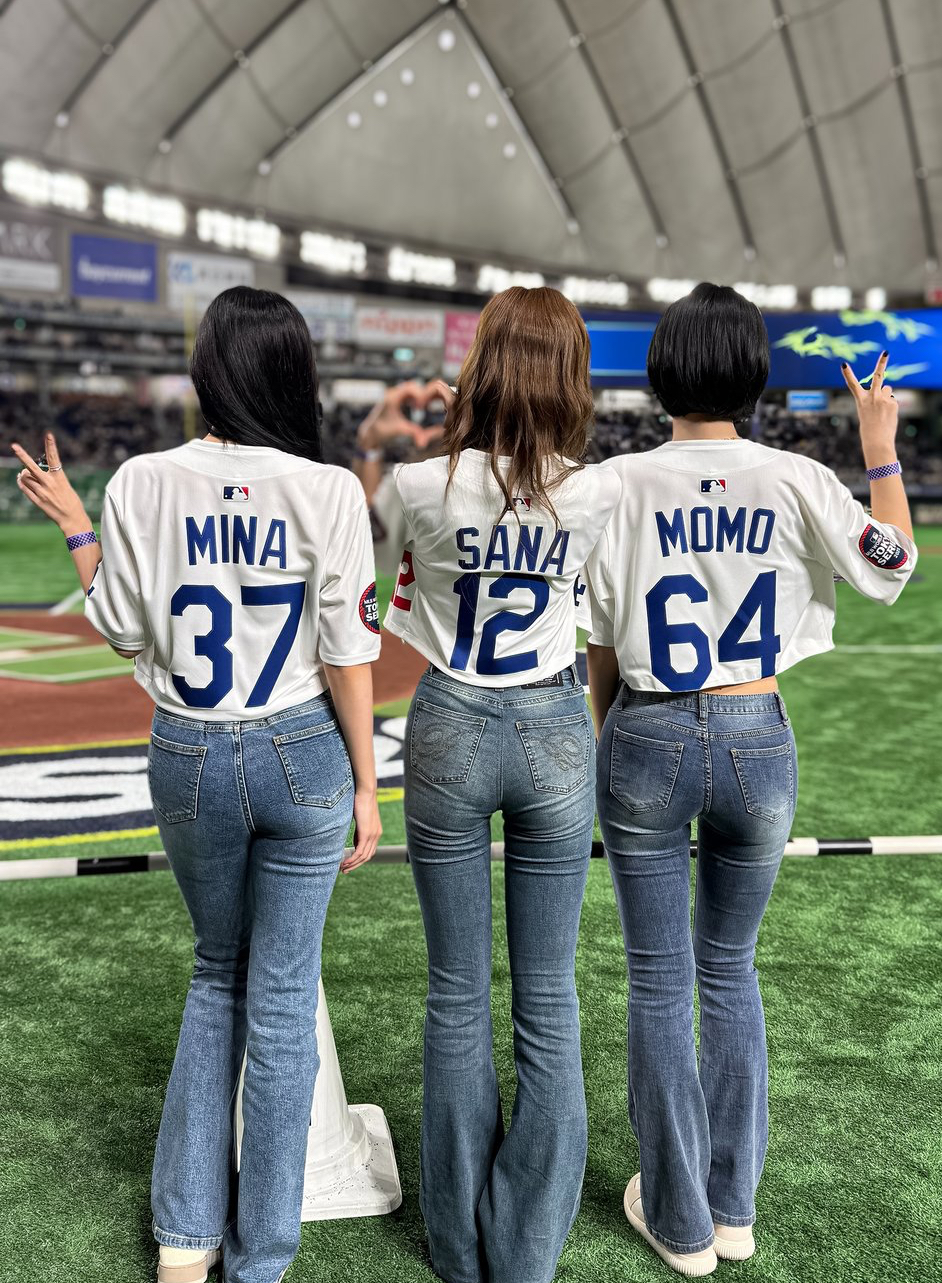 Foto aktivitas terbaru Momo (TWICE)