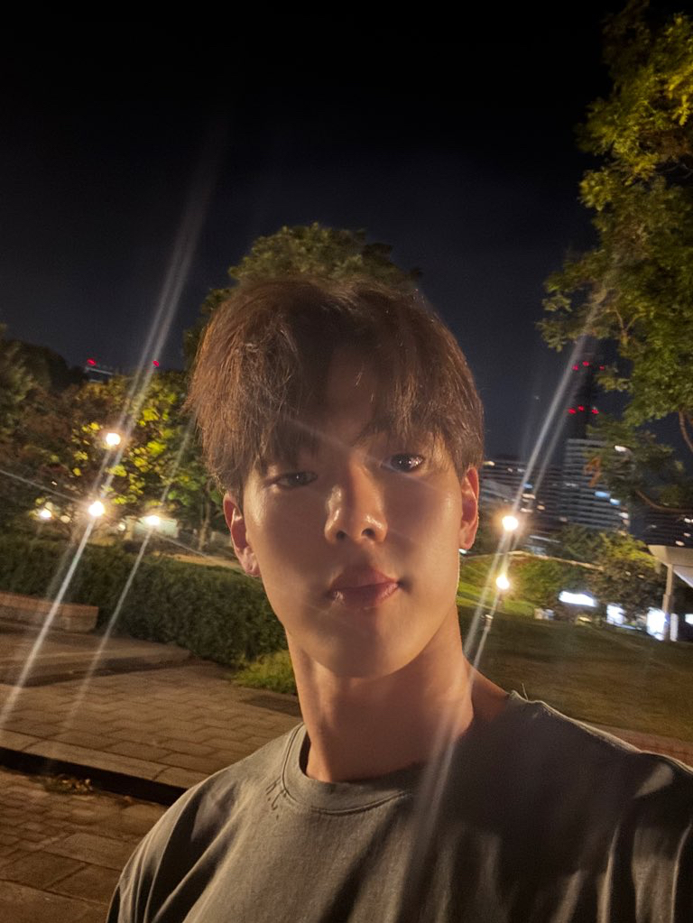 A moment captured by Shownu (MONSTA X)'s fan