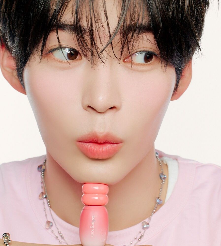 Behind-the-scenes cut of Sung Hanbin (ZEROBASEONE)
