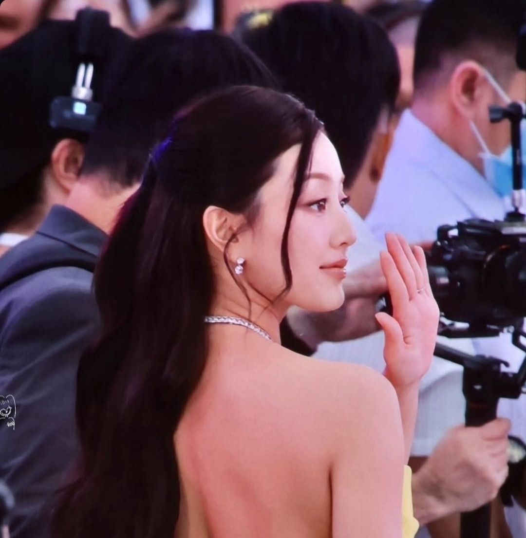 Latest photo of Jihyo (TWICE)