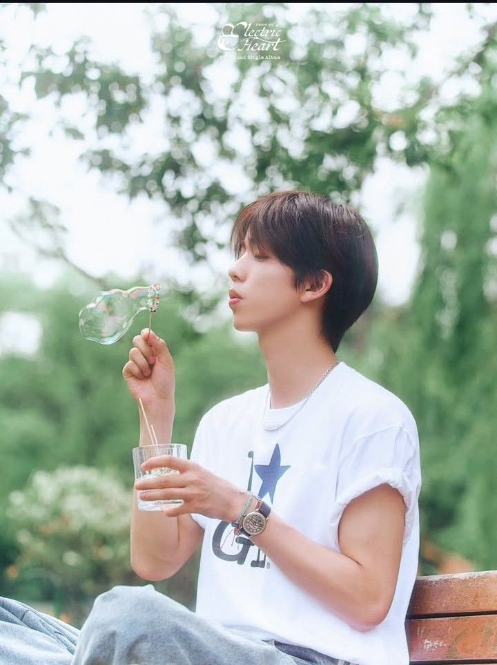Behind-the-scenes cut of Haemin (8TURN)
