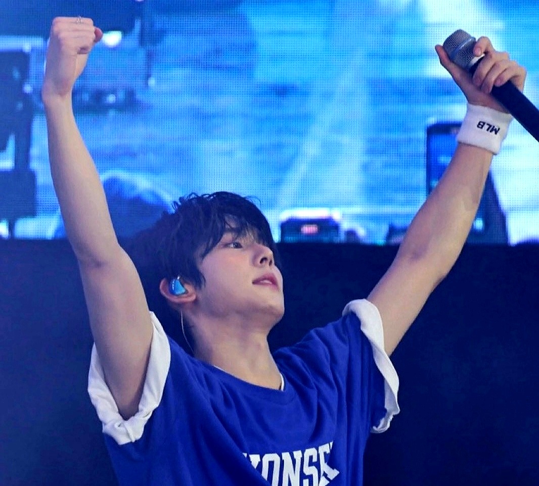 A moment captured by Han Yujin (ZEROBASEONE)'s fan