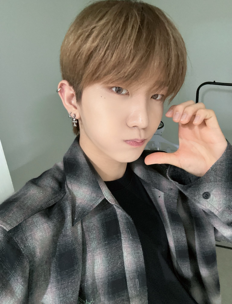 Behind-the-scenes cut of Sungjun (TNX)