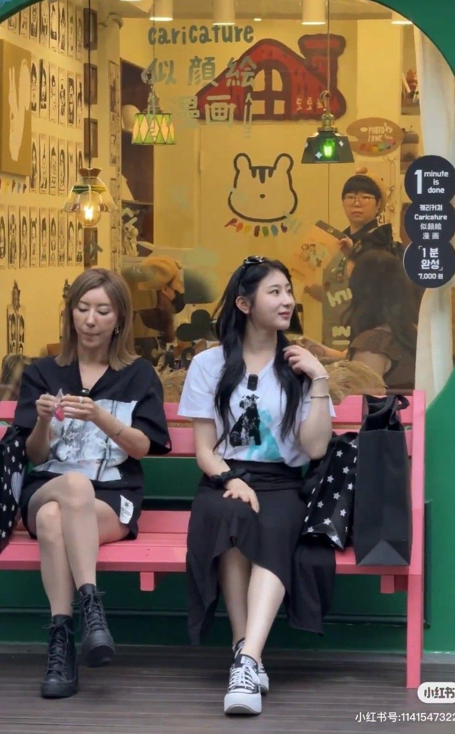 A moment captured by Lee Chaeyeon's fan