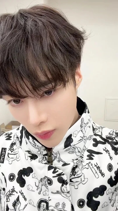 Behind-the-scenes cut of Hanbin (TEMPEST)