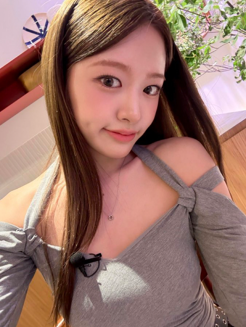 Recent activity shot of An Yujin (IVE)