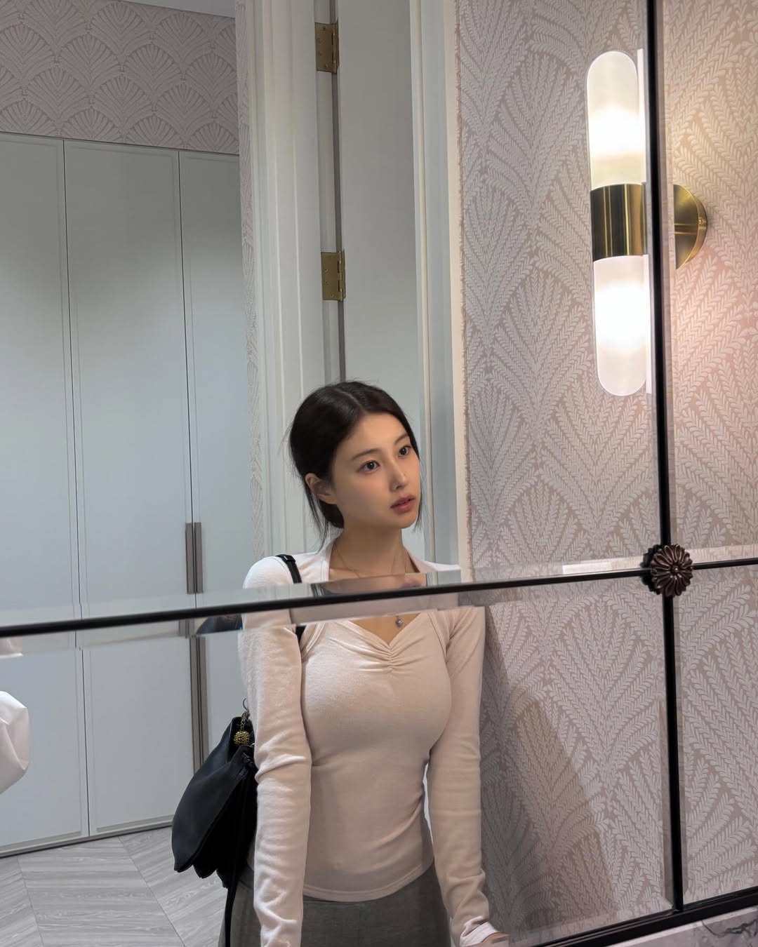 A moment captured by Kang Hyewon's fan