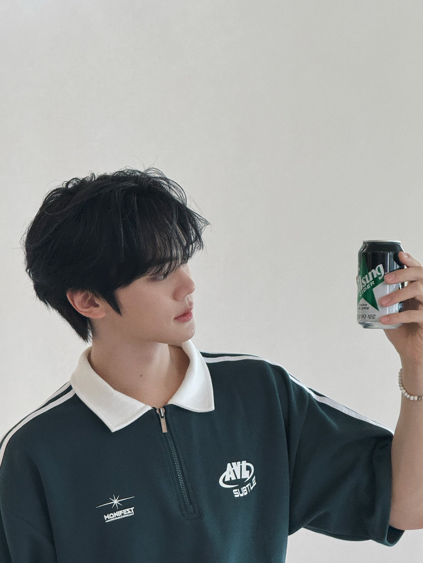 Behind-the-scenes cut of Kim Gyuvin (ZEROBASEONE)