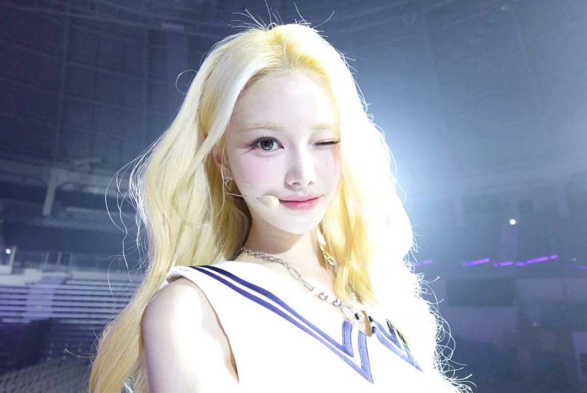 Behind-the-scenes cut of tripleS
