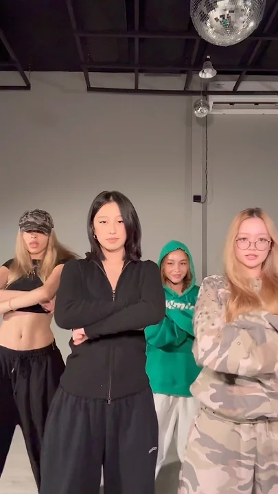 Behind-the-scenes cut of GIRLSET