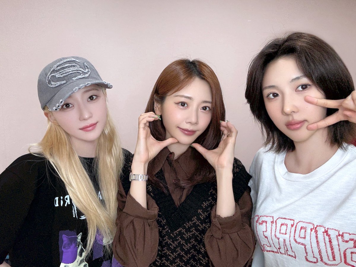 A moment captured by DREAMCATCHER's fan