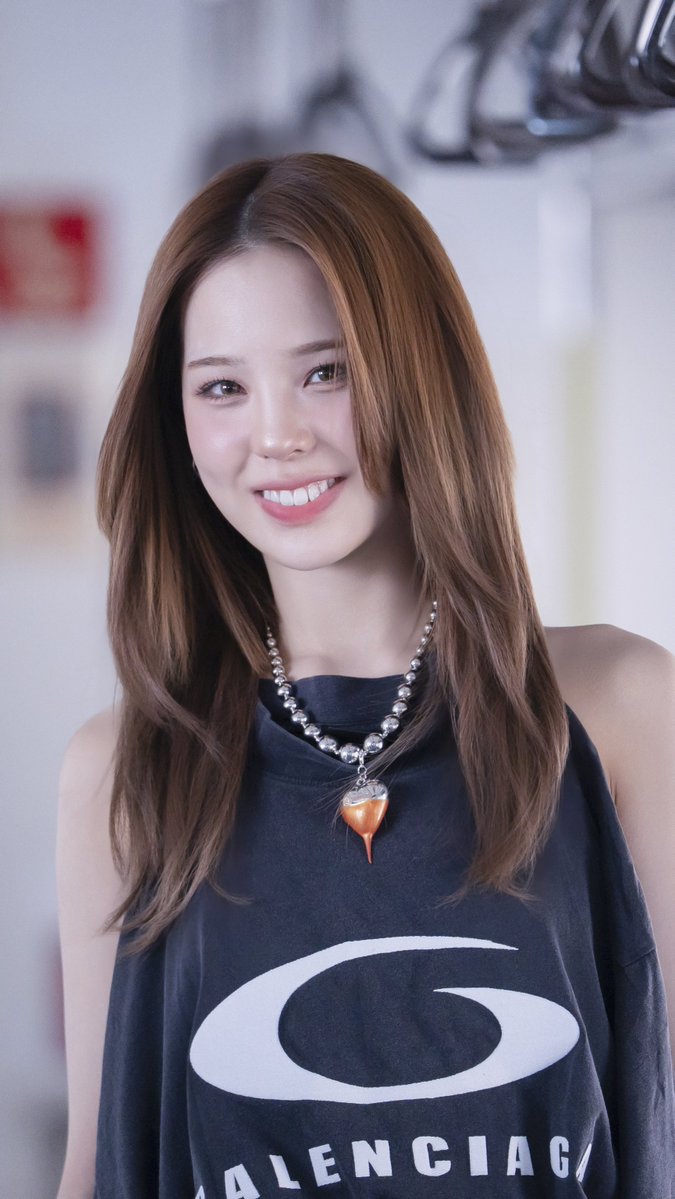 Behind-the-scenes cut of NiziU