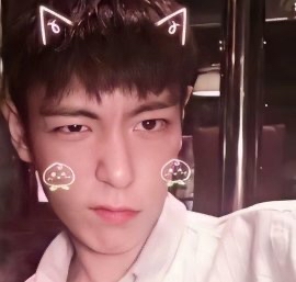 A moment captured by T.O.P's fan