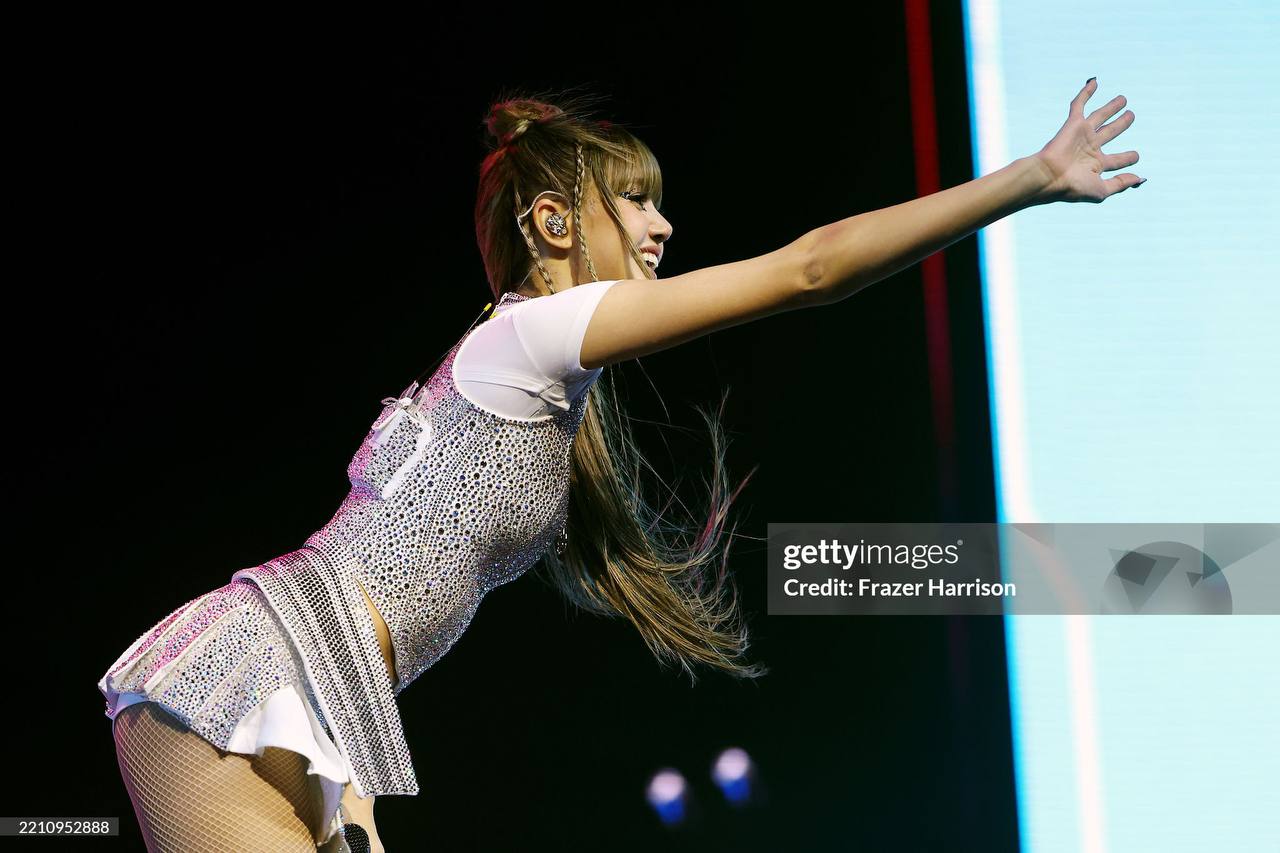 Behind-the-scenes cut of Lisa (BLACKPINK)