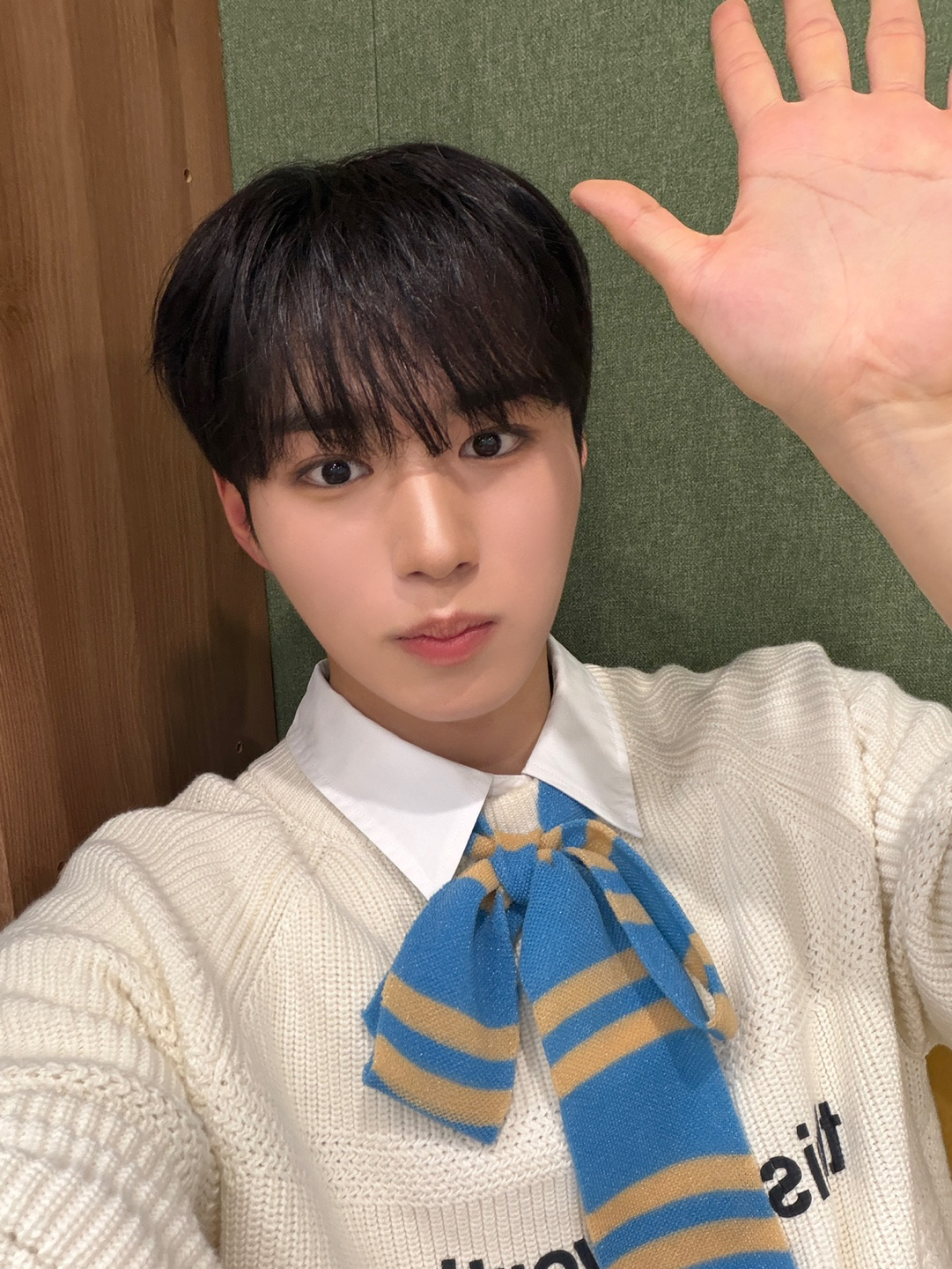 Behind-the-scenes cut of Kim Junseo (ALPHA DRIVE ONE)