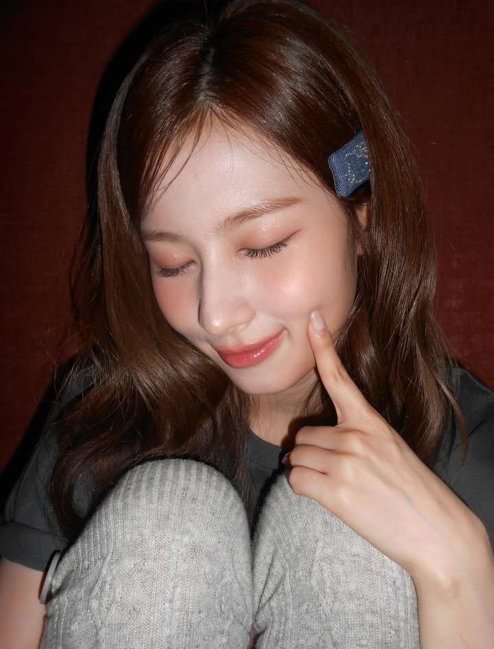 Foto aktivitas terbaru Sana (TWICE)