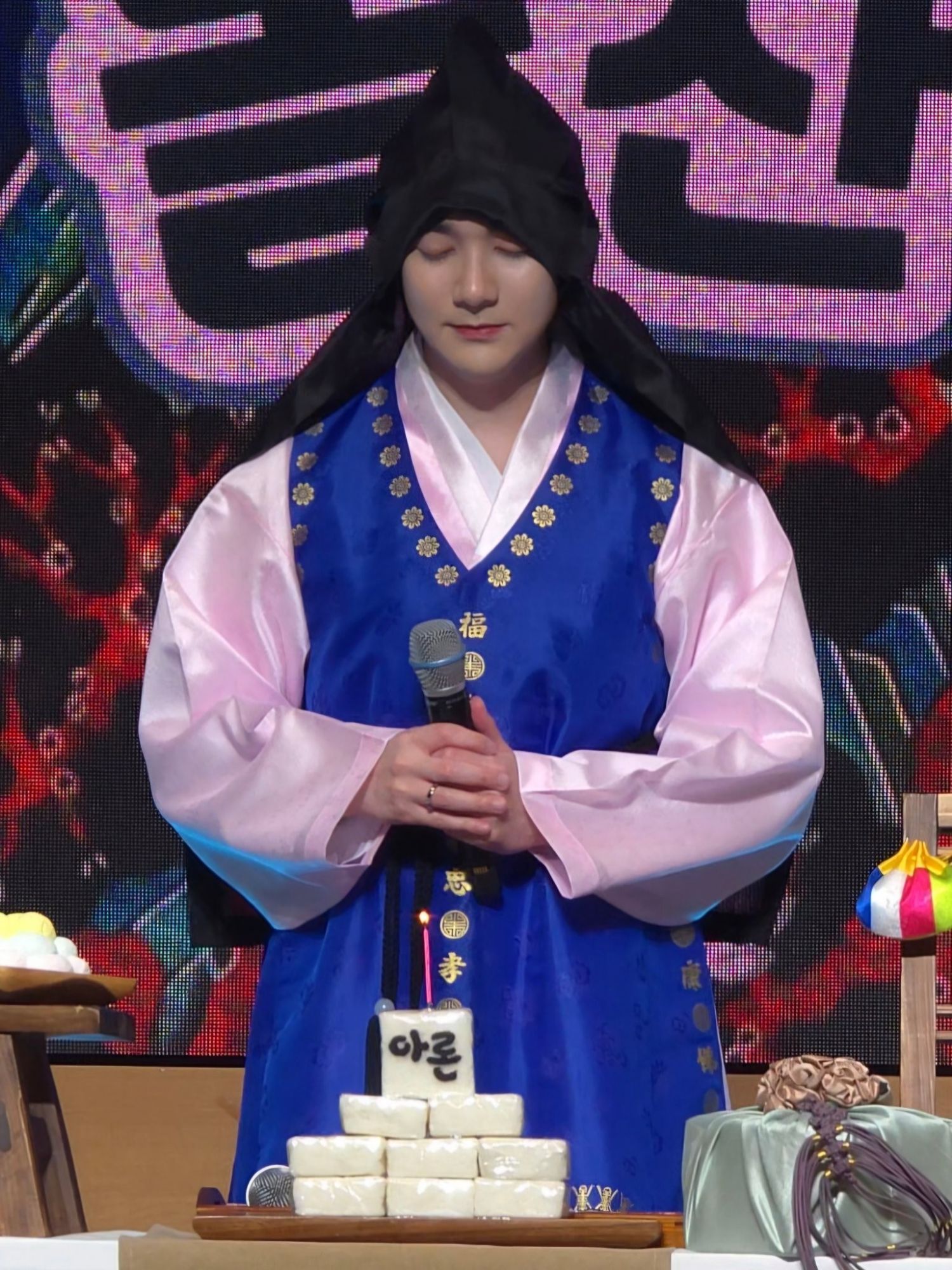Behind-the-scenes cut of Aron