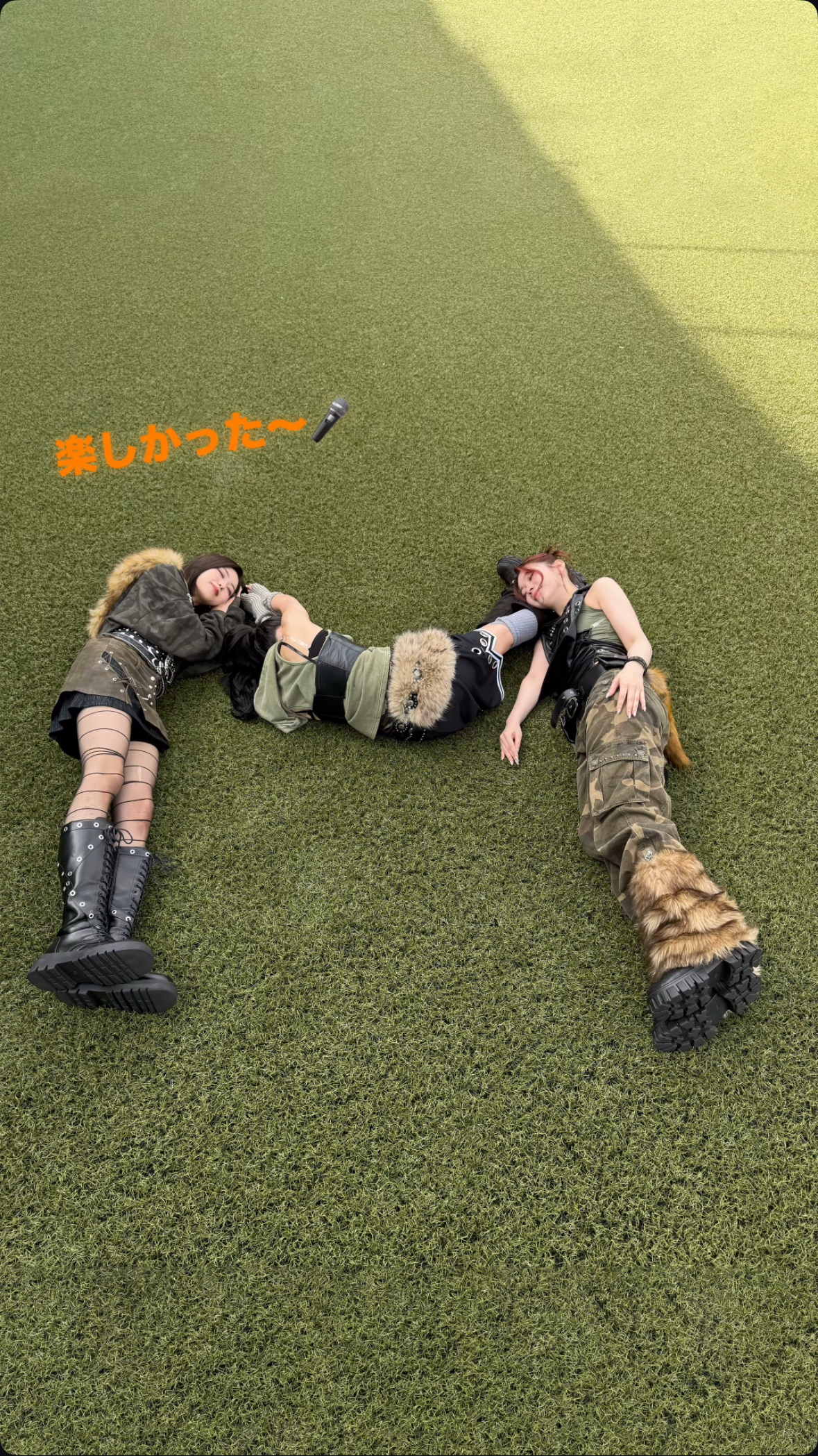 A moment captured by IS:SUE's fan