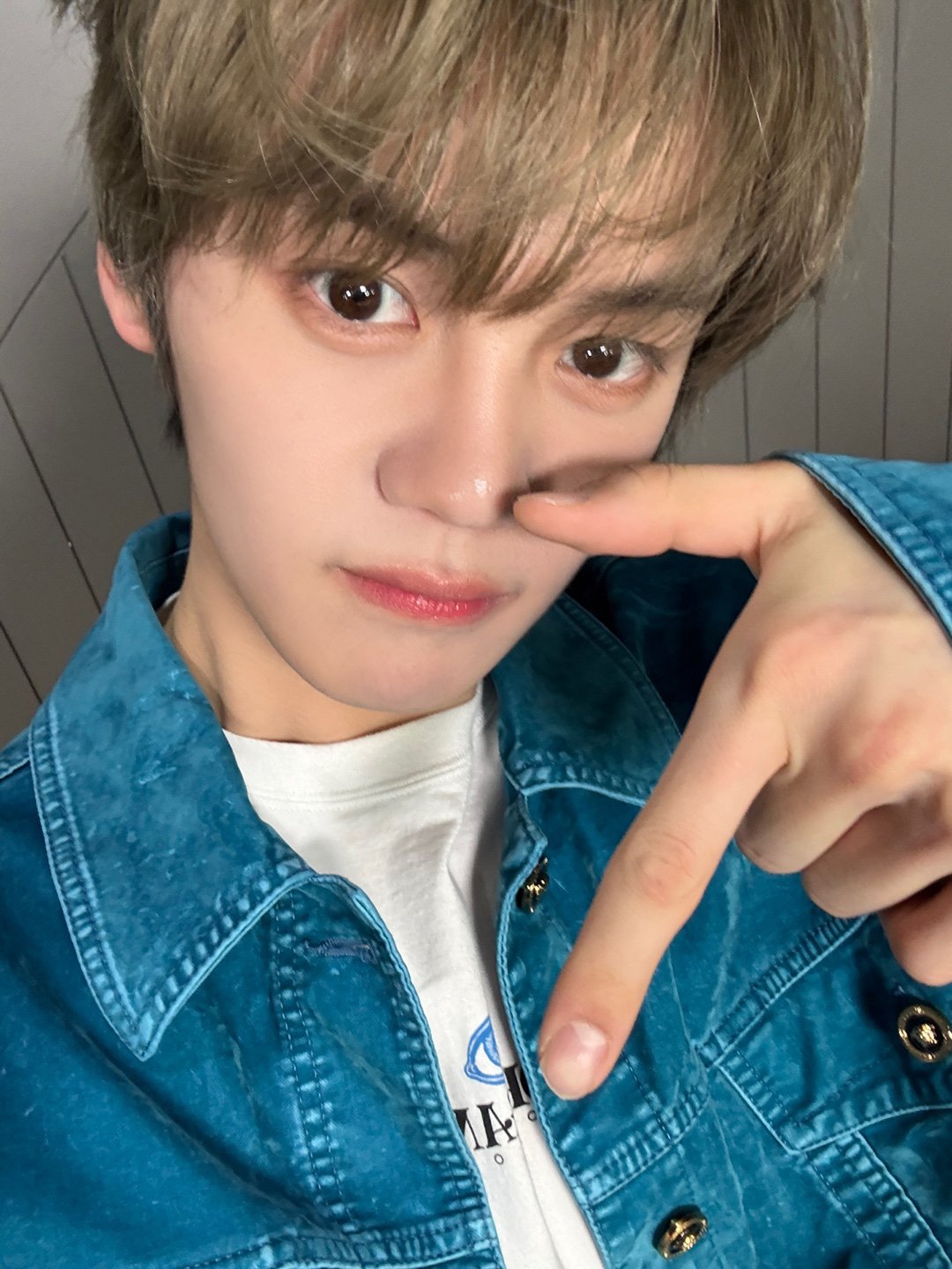 Recent activity shot of Kim Gyuvin (ZEROBASEONE)
