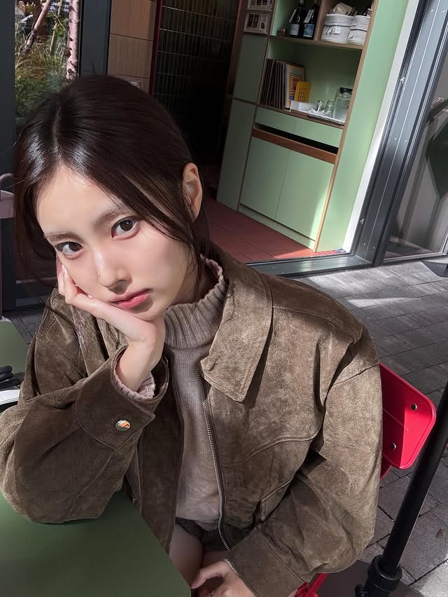 A moment captured by Kang Hyewon's fan