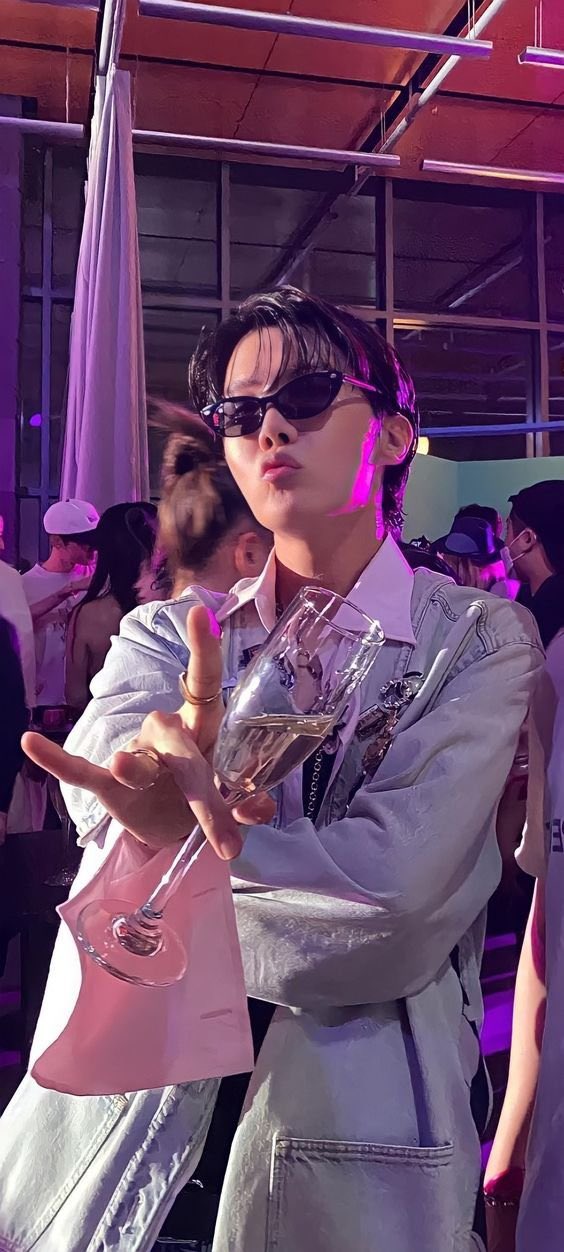 Today's most popular wallpaper in the j-hope (BTS) community