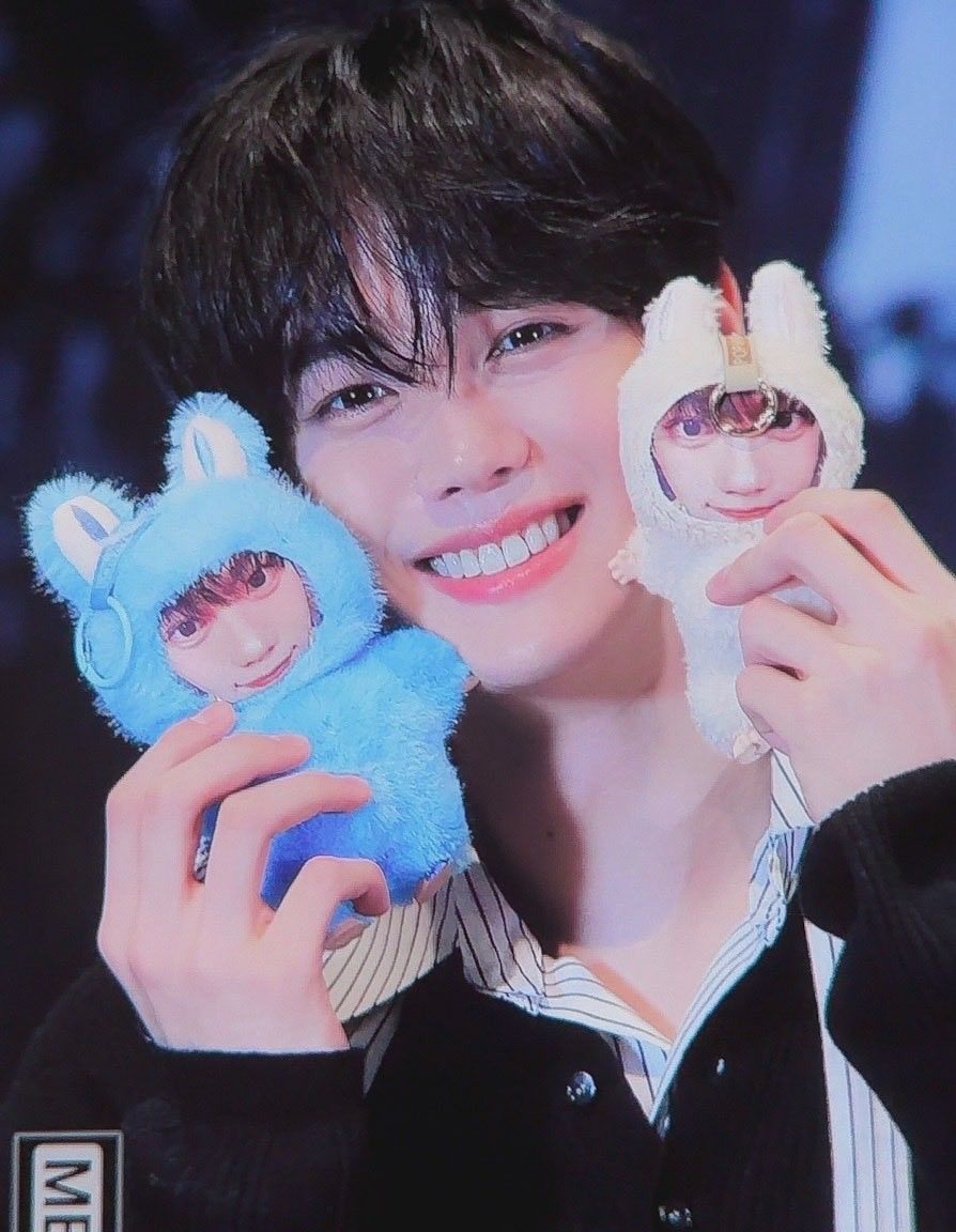 A moment captured by Kim Gyuvin (ZEROBASEONE)'s fan