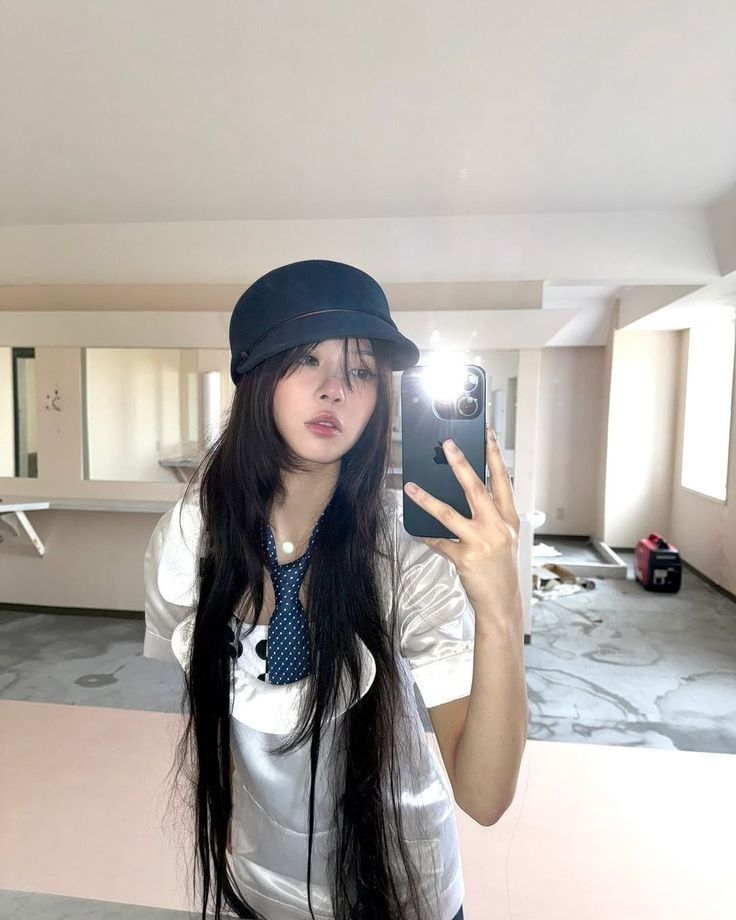 Behind-the-scenes cut of Moka (ILLIT)