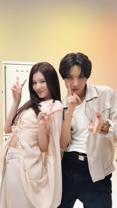 Potret di balik layar Sana (TWICE)