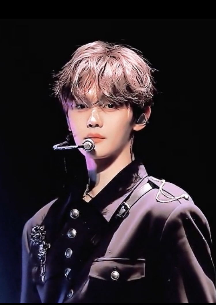 Latest photo of Kim Gyuvin (ZEROBASEONE)