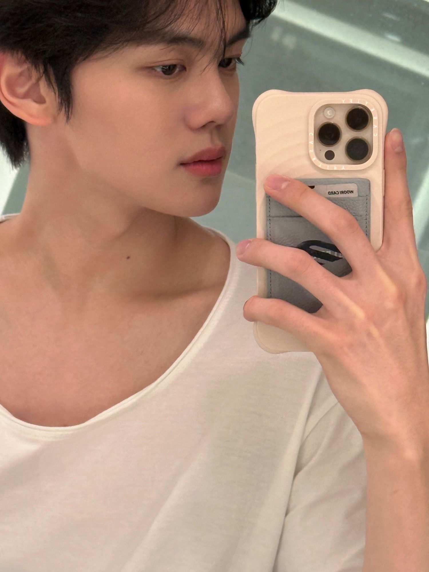 Latest photo of Kim Gyuvin (ZEROBASEONE)