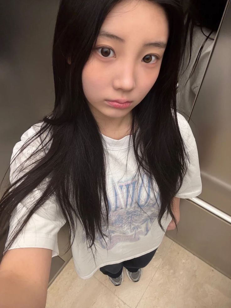 Behind-the-scenes cut of Wonhee (ILLIT)