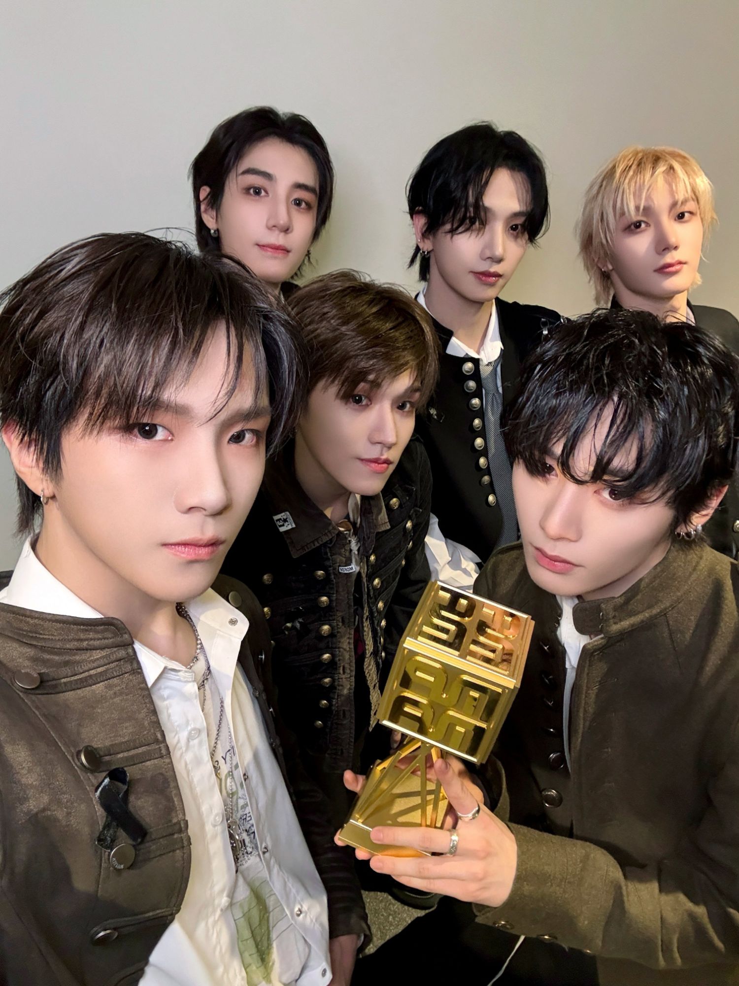 Feed komunitas K-pop terpanas hari ini