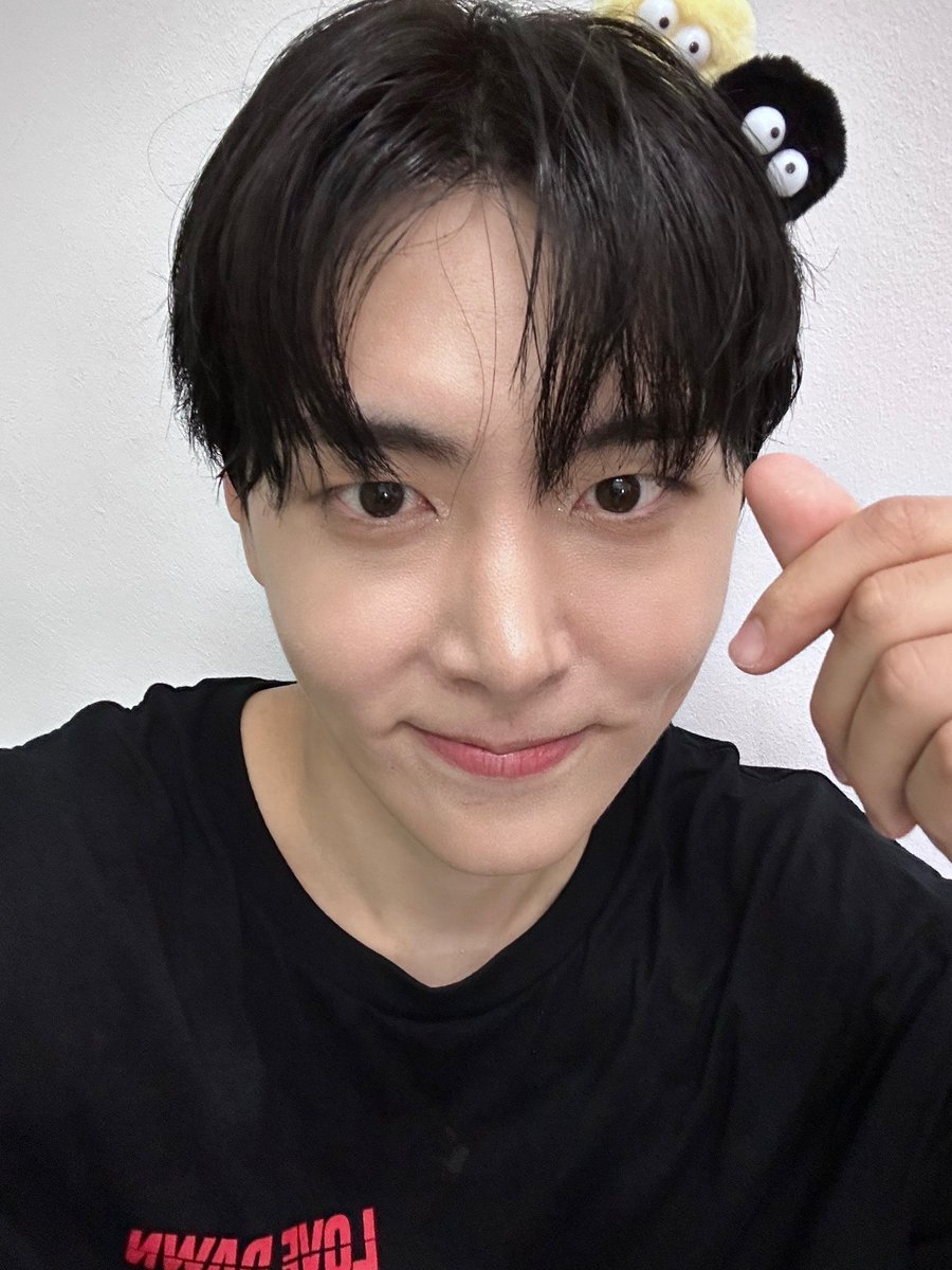 Behind-the-scenes cut of SF9