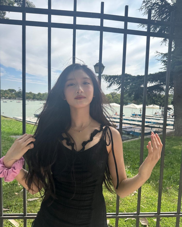 Behind-the-scenes cut of Leeseo (IVE)