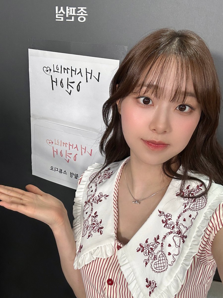 Behind-the-scenes cut of Chuu