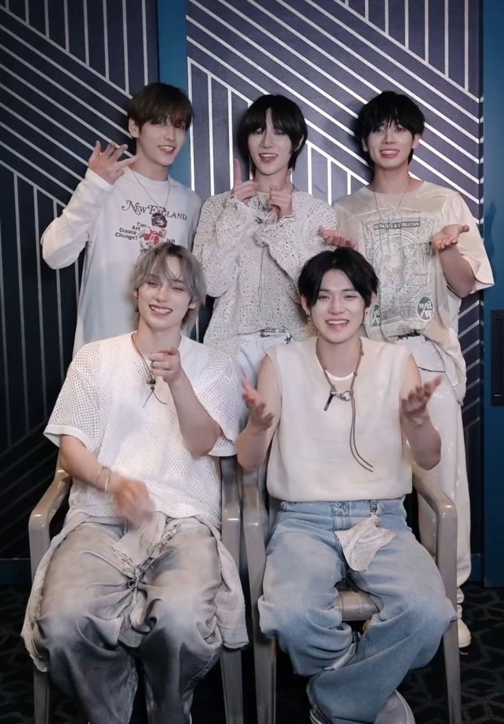 Foto aktivitas terbaru TOMORROW X TOGETHER