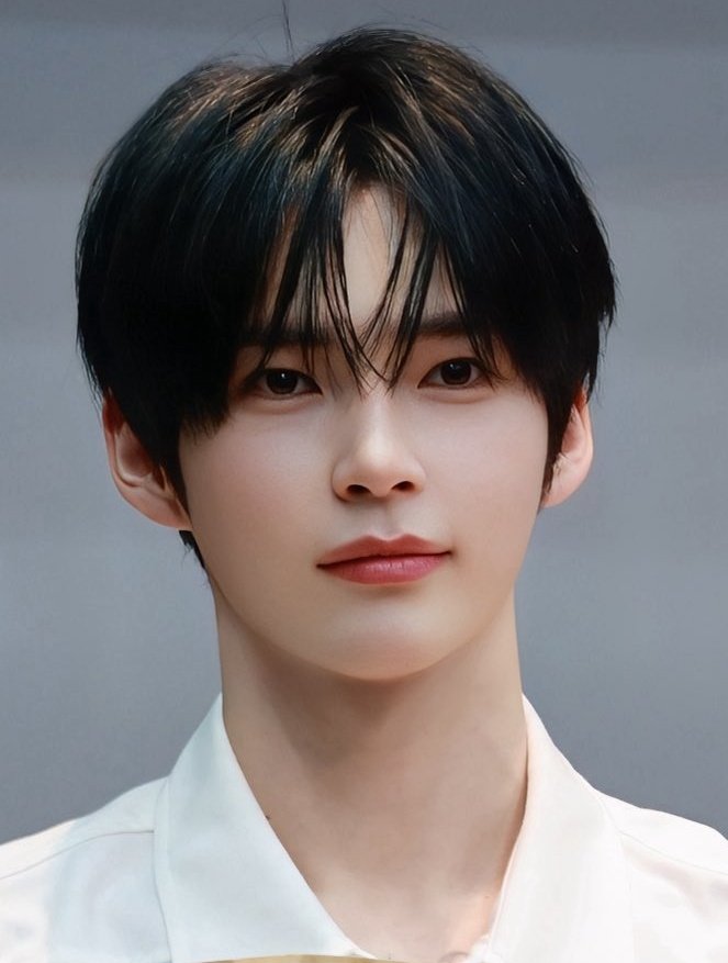 Recent activity shot of Sung Hanbin (ZEROBASEONE)