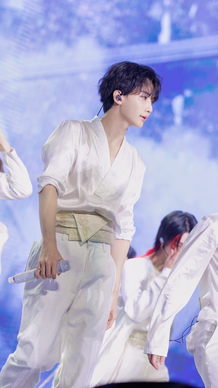 A moment captured by Jeonghan (SEVENTEEN)'s fan