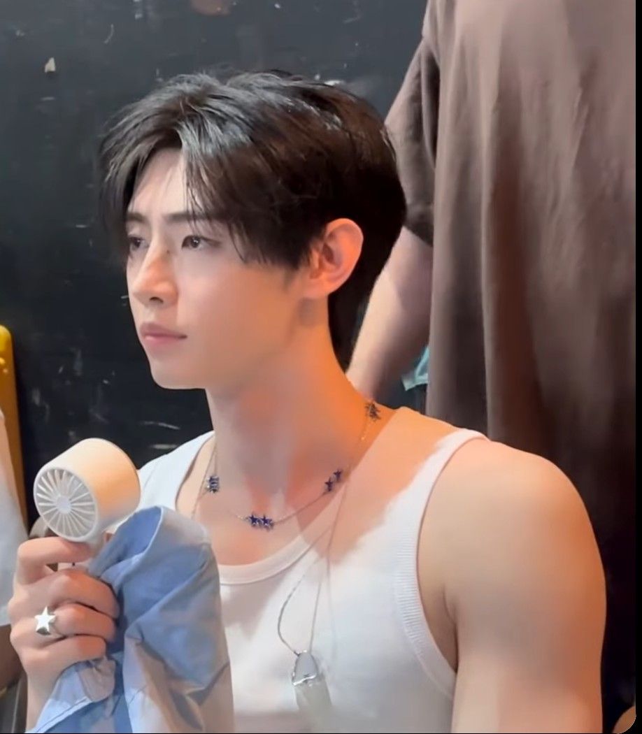 Foto aktivitas terbaru Sunghoon (ENHYPEN)