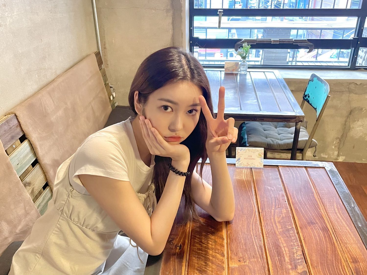 Behind-the-scenes cut of MOMOLAND