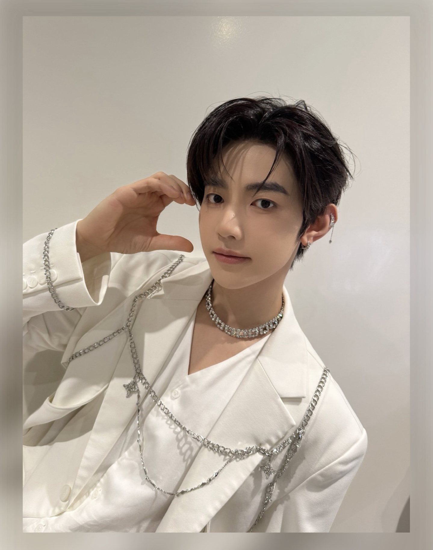 Behind-the-scenes cut of Zhang Hao (ZEROBASEONE)