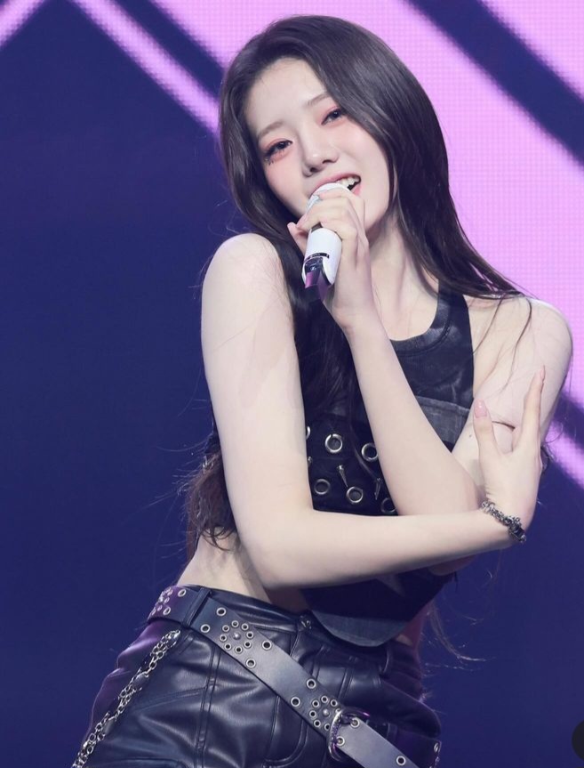 Behind-the-scenes cut of Rora (BABYMONSTER)